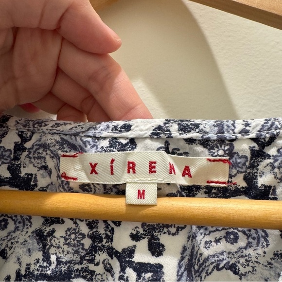 Xirena Isabel Floral Print Vneck Sleeveless Blouse blue white
Size M - Picture 4 of 10